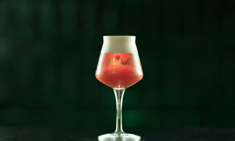 Speciaalbierglas van Grolsch gevuld met hun Dunkel Weizenbock